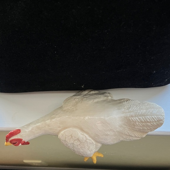 Ceramic Chicken on window ledge - Picture 3 of 7